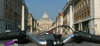 un turista alla scoperta di roma in bici
