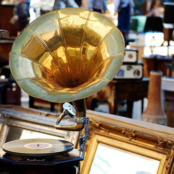 Mercatino dell’antiquariato a Roma: mostra presso i giardini di Vigna Clara